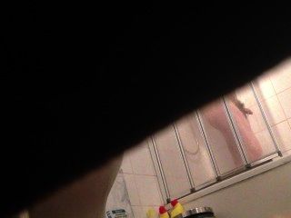 التجسس على gregs هووسمت الأعضاء التناسلية جميلة في الحمام تحت باب الكراك
